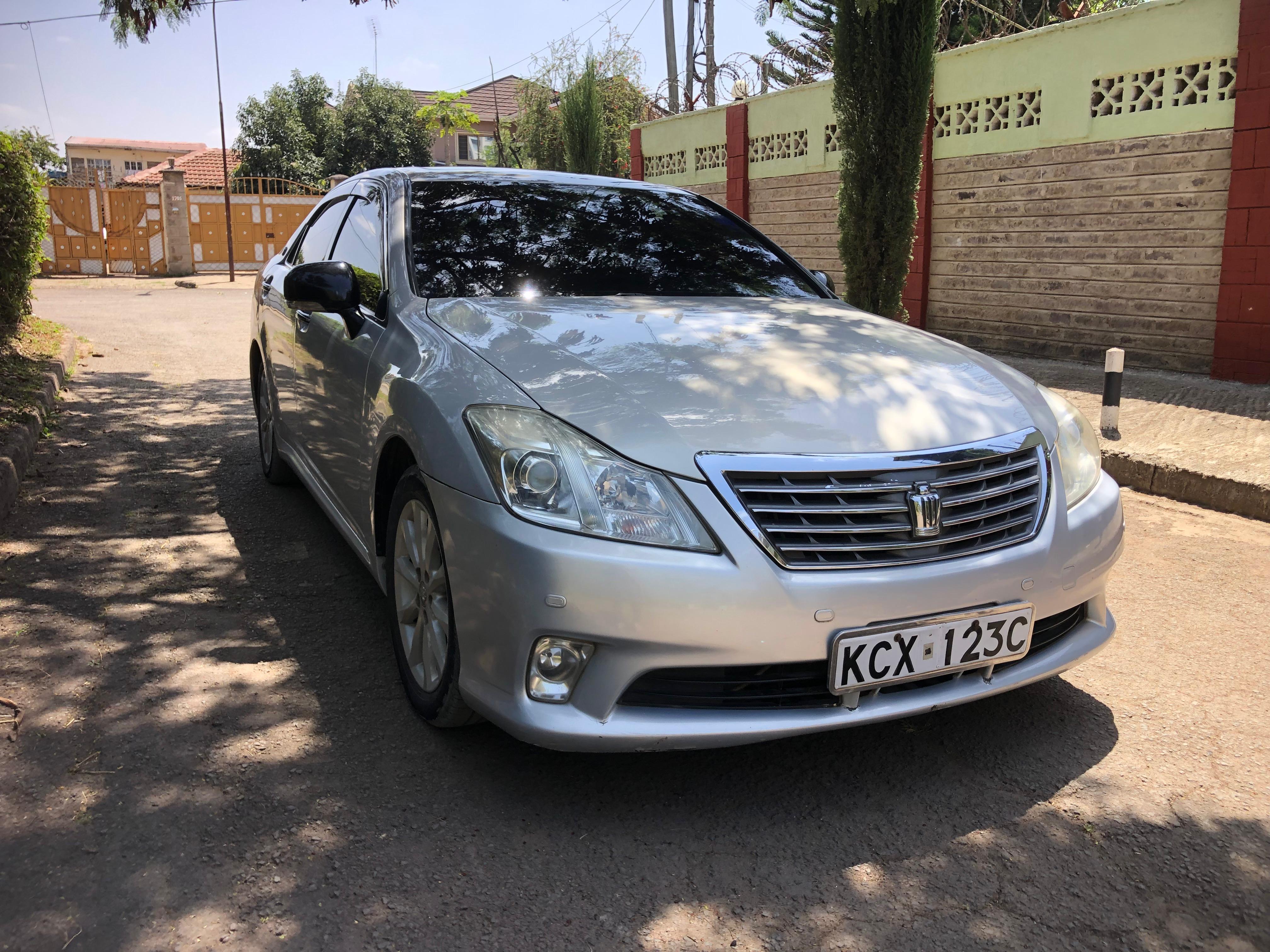 Toyota Crown - Side View